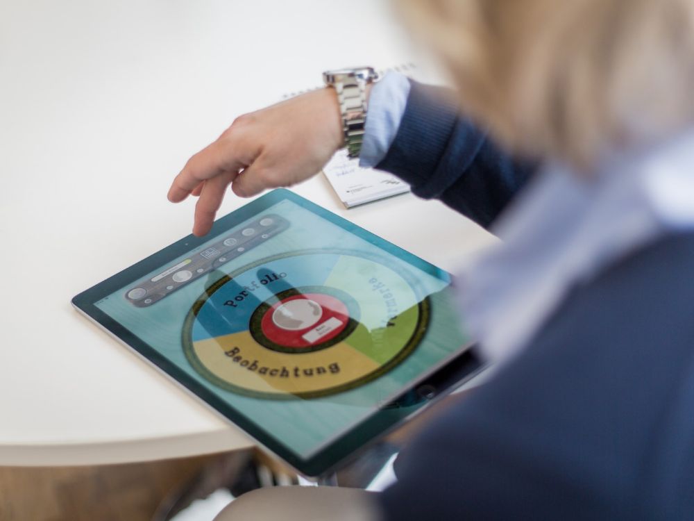 Eine Person arbeitet an einem Tablet