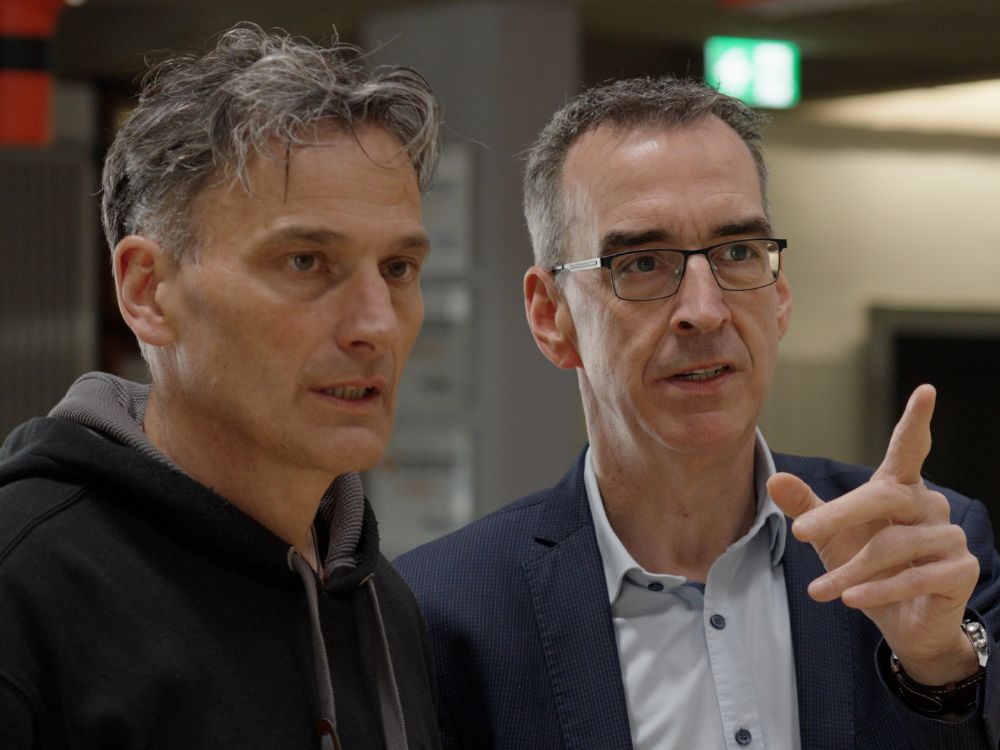 Schulaufsichtsdezernent Dirk Timmermann und Schulleiter Martin Reichert im Gespräch