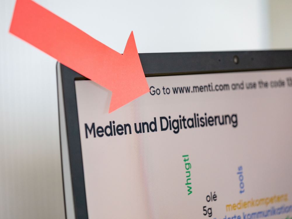Bildschirm der eine Wortwolke mit "Medien und Digitalisierung" zeigt, mit einem aufgeklebten roten Pfeil