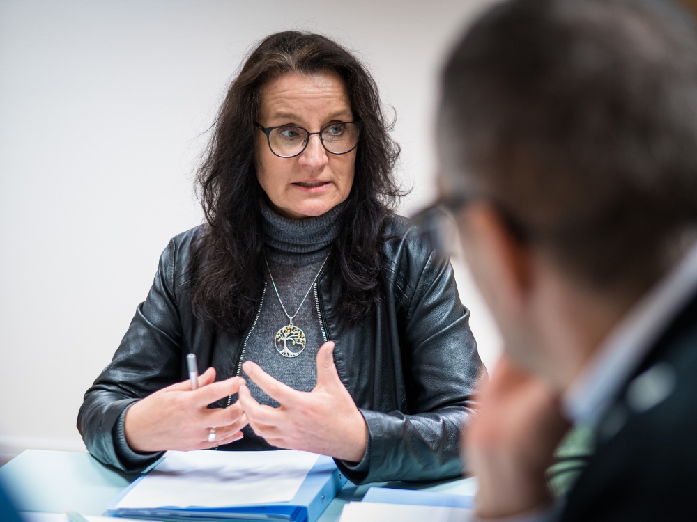 Schulaufsichtsperson in der Diskussion