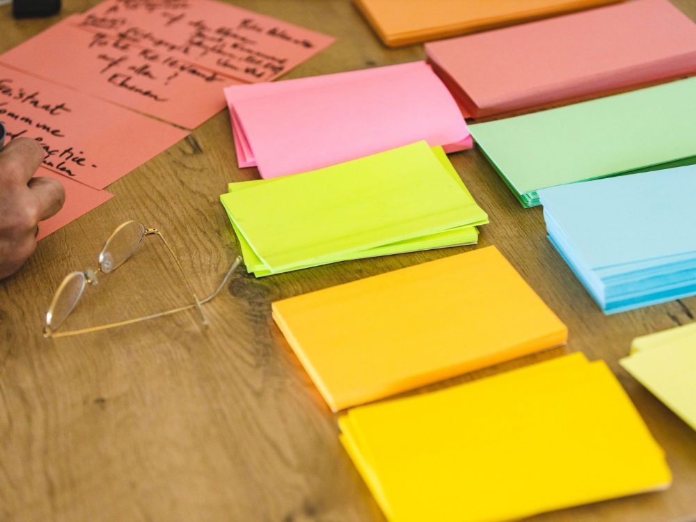 bunte Post-Its auf einem Tisch zur Nutzung bei einem Workshop