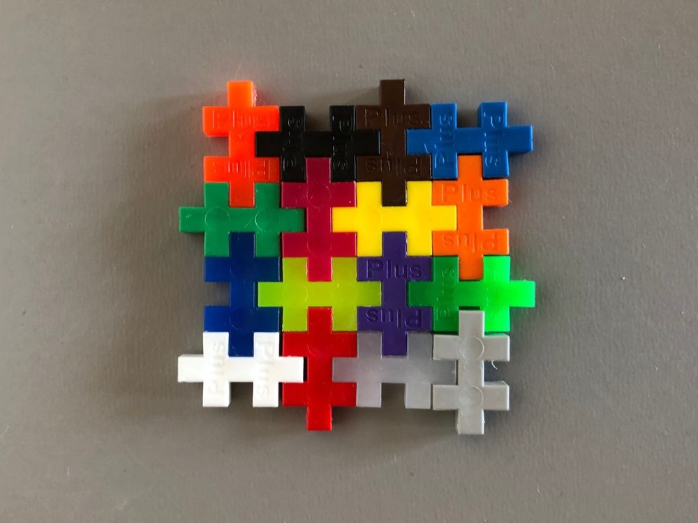 bunte ineinandergesteckte Puzzleteile