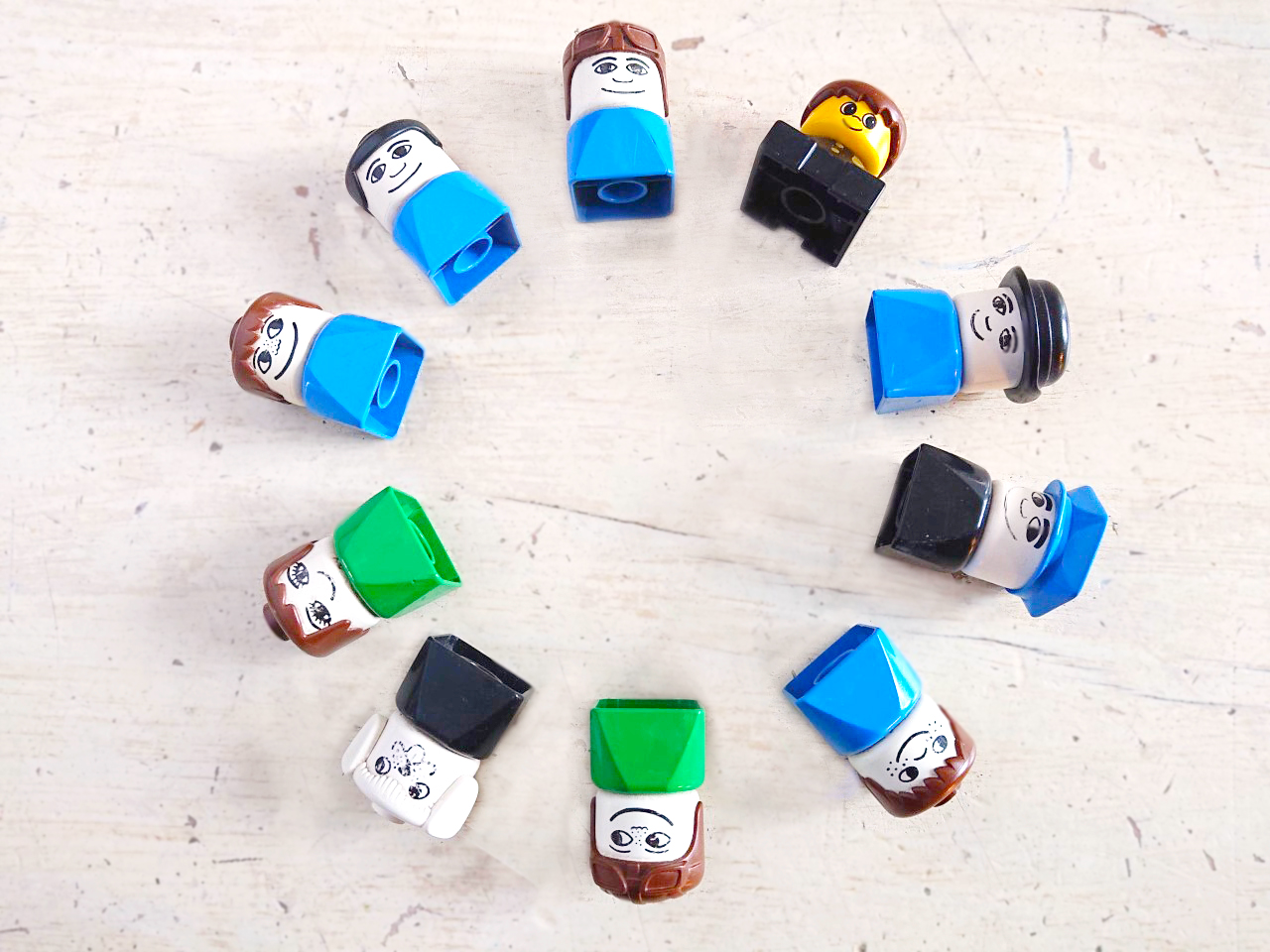 Lego-Duplo-Männchen bilden einen Kreis